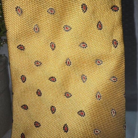 TOMMY HILFIGER YELLOW TIE WITH RED TEARDROP DESIGN IMPORTED SILK FABRIC MENS - Picture 3 of 6